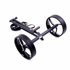 Zusammengeklappter Golf E-Trolley mit großen schwarzen Rädern auf weißem Hintergrund