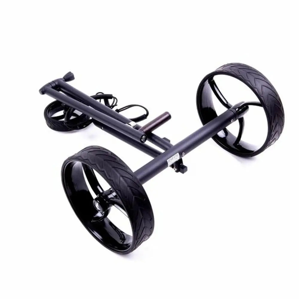 Zusammengeklappter Golf E-Trolley mit großen schwarzen Rädern auf weißem Hintergrund