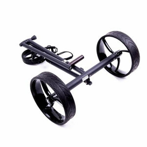 Zusammengeklappter Golf E-Trolley mit großen schwarzen Rädern auf weißem Hintergrund