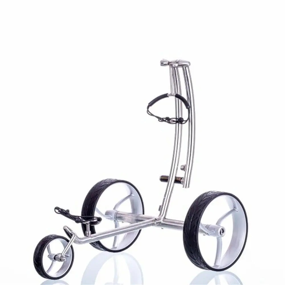 Moderner E-Trolley aus Metall mit drei Rädern für Golfbags auf weißem Hintergrund
