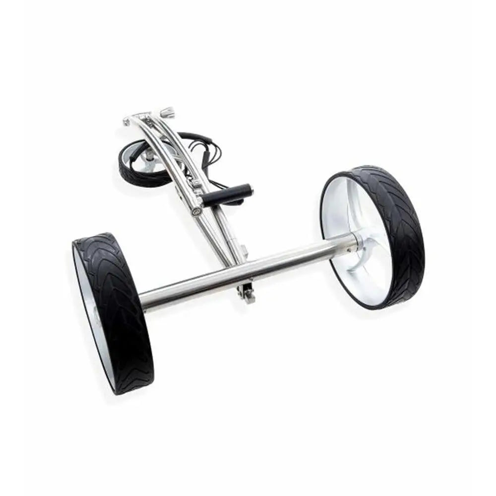 Moderner Golf E-Trolley aus Edelstahl mit großen Rädern auf weißem Hintergrund.