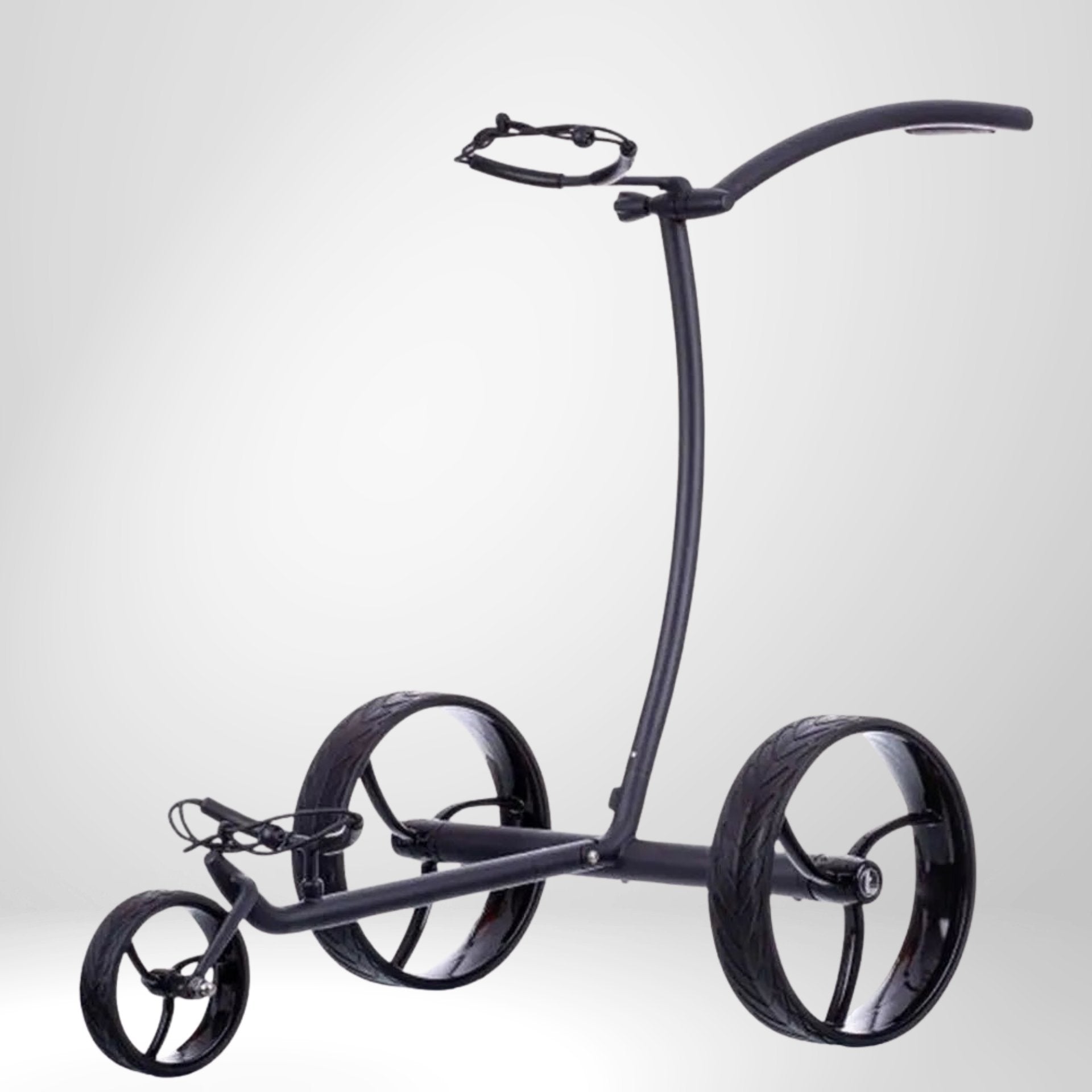 Moderner schwarzer Golf E-Trolley mit drei großen Rädern auf weißem Hintergrund