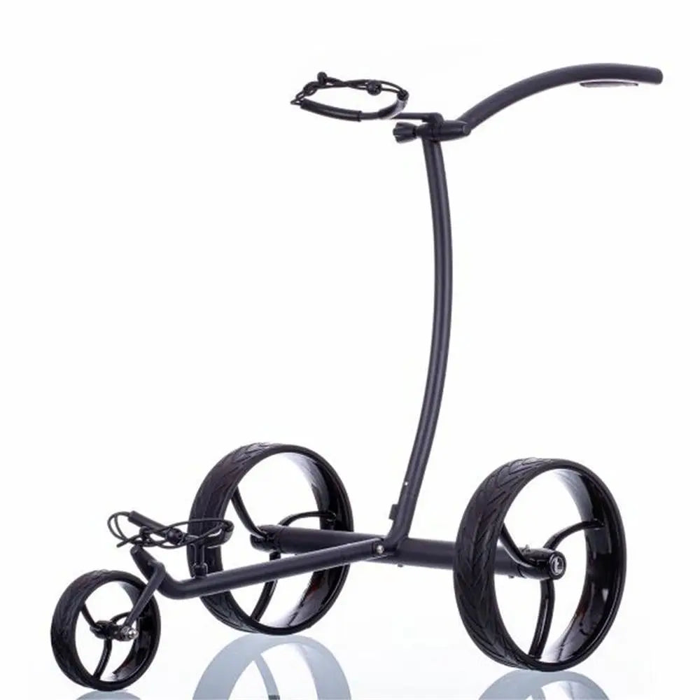 Moderner schwarzer Golf E-Trolley mit drei großen Rädern auf weißem Hintergrund