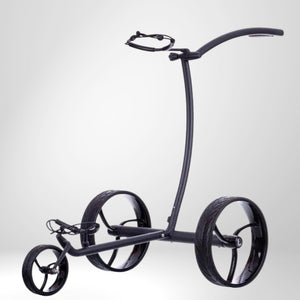 Moderner schwarzer Golf E-Trolley mit drei großen Rädern auf weißem Hintergrund