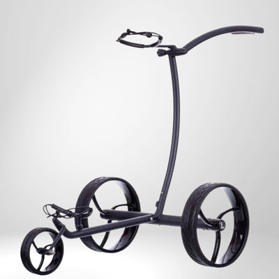 Moderner schwarzer Golf E-Trolley mit drei großen Rädern auf weißem Hintergrund