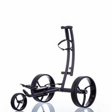 Moderner schwarzer Golf E-Trolley mit drei großen Rädern auf weißem Hintergrund