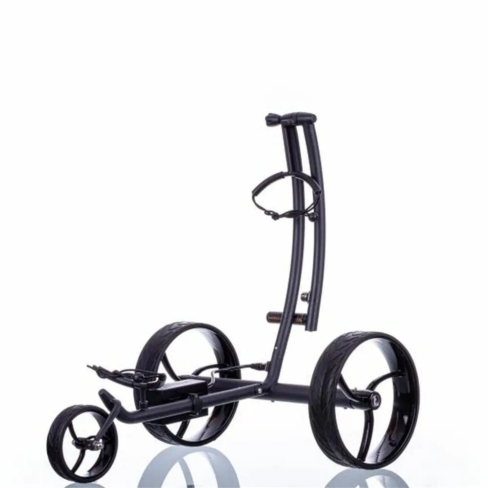 Moderner schwarzer Golf E-Trolley mit drei großen Rädern auf weißem Hintergrund