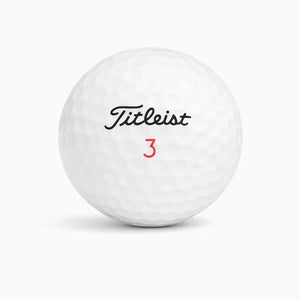 Titleist TruFeel White – Nahaufnahme weißer Golfball mit dimpled Oberfläche und Logo