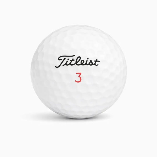 Titleist TruFeel White – Nahaufnahme weißer Golfball mit dimpled Oberfläche und Logo