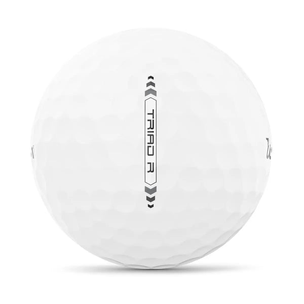 Weißer Golfball mit Aufschrift Triad R und markanter Linienführung, Nahaufnahme