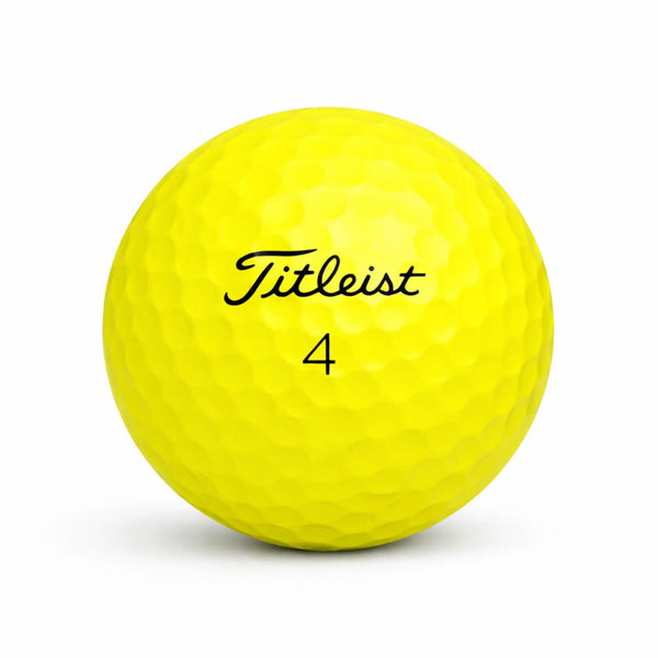 Titleist AVX Yellow – Nahaufnahme gelber Golfball mit dimpled Oberfläche und Logo
