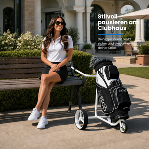 Golferin in sommerlicher Kleidung sitzt an einem Tisch neben dem Jucad Carbon Travel Bianco SV 3.0 Golfwagen.