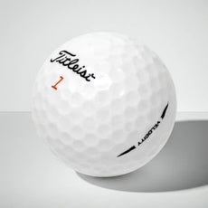 Weißer Golfball mit Markenlogo, Modellnummer und Text auf strukturierter Oberfläche, Studiohintergrund
