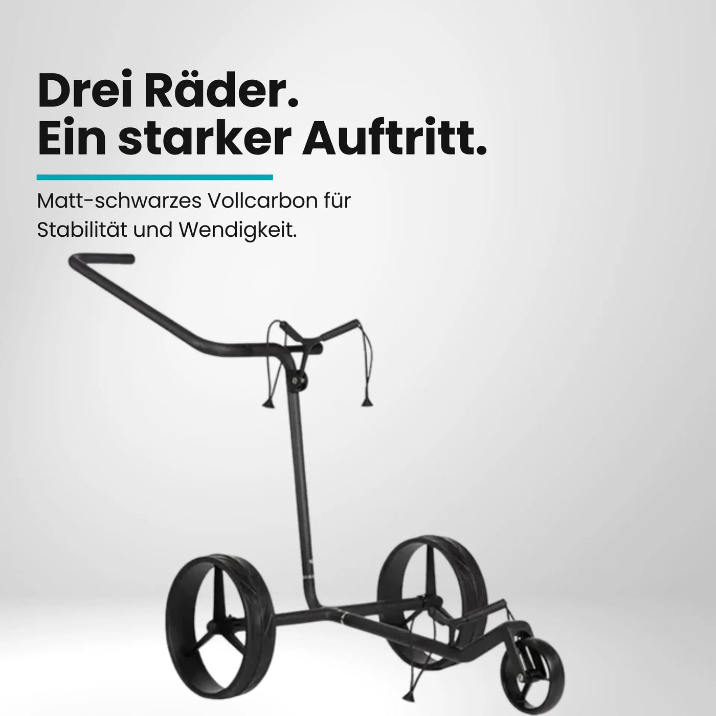 Schwarzer Golf Trolley aus Carbon mit drei Rädern auf weißem Hintergrund