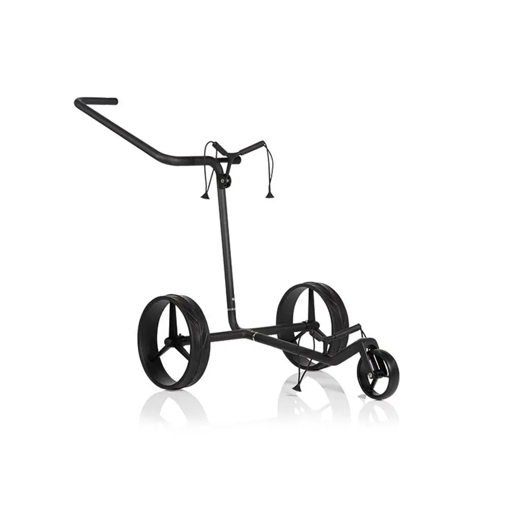 Schwarzer Golf Trolley aus Carbon mit drei Rädern auf weißem Hintergrund