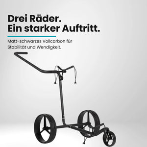 Schwarzer Golf Trolley aus Carbon mit drei Rädern auf weißem Hintergrund