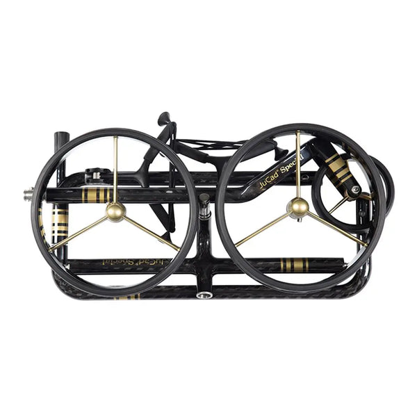 Zusammengefalteter, eleganter, schwarzer Carbon Golf Trolley mit goldenen Details
