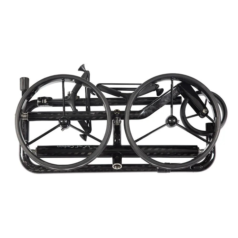 Zusammengeklappter Golf Trolley aus Carbon mit zwei großen Rädern, leicht und kompakt.