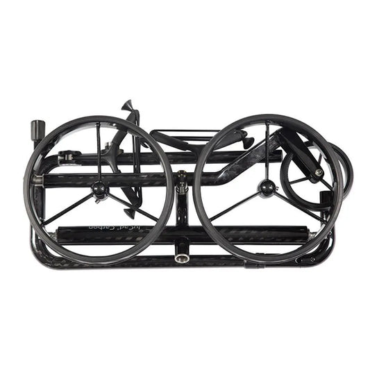 Zusammengeklappter Golf Trolley aus Carbon mit zwei großen Rädern, leicht und kompakt.
