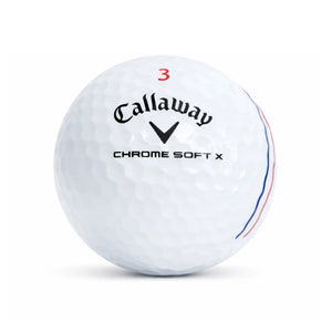 Callaway Chrome Soft Triple Track Mix – Nahaufnahme Golfball mit Triple Track Markierung auf weißem Hintergrund