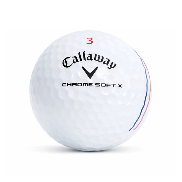 Callaway Chrome Soft Triple Track Mix – Nahaufnahme Golfball mit Triple Track Markierung auf weißem Hintergrund