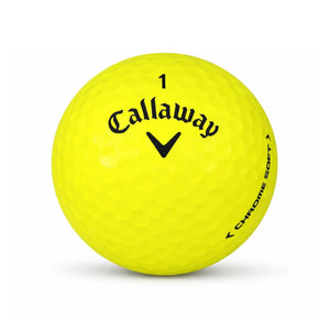 Callaway Chrome Soft Yellow – Nahaufnahme gelber Golfball mit dimpled Oberfläche und Logo