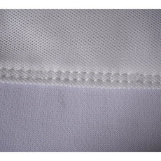 Nahaufnahme von weißem Golftextil mit feiner Naht und hochwertiger Stoffstruktur