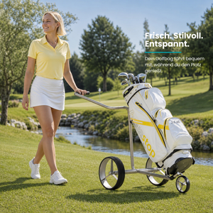 Justar SILVER E-Trolley mit Golfbag, bei schönem Wetter auf dem Golfplatz.