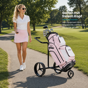 Justar BLACK Series E-Trolley mit Golfausrüstung auf einem Weg, Golfspielerin geht daneben.