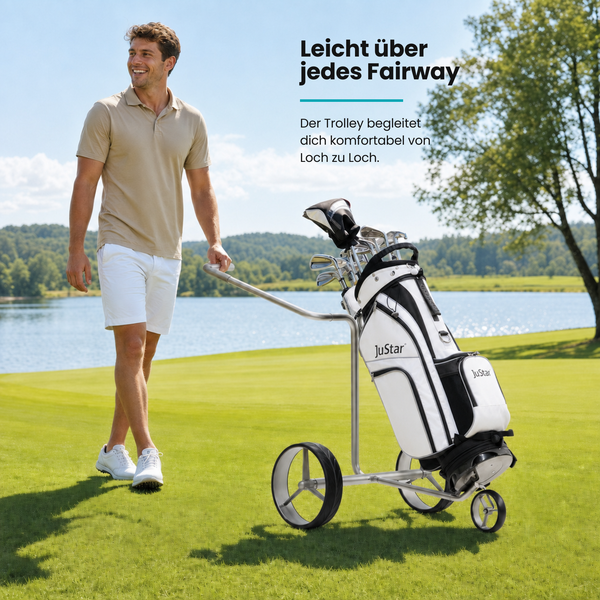 Justar TITAN Classic E-Trolley auf einem Golfplatz, Spieler zieht den Trolley mit Golftasche.