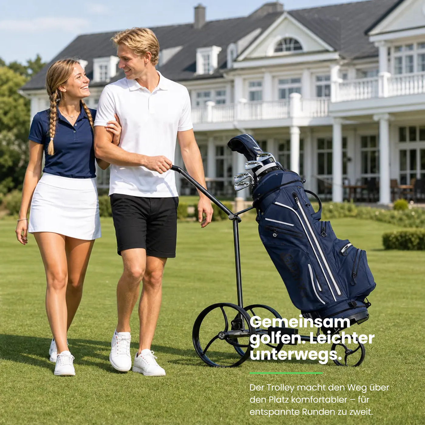 Trend Golf Ranger 2026 Elektro Golf Trolley neben einem Paar, das auf dem Golfplatz spaziert.