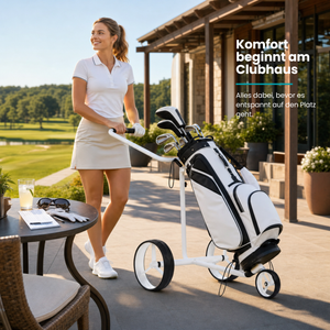 Justar WHITE E-Trolley mit Golftasche auf einer gepflegten Golfplatzumgebung.