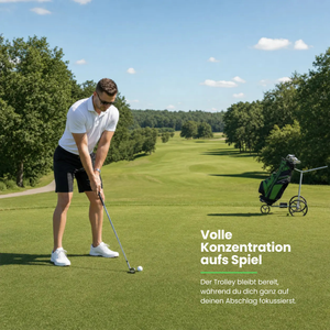 Trend Golf Walker E-Trolley 2026 steht auf dem Golfplatz, während ein Spieler sich auf seinen Schlag konzentriert.