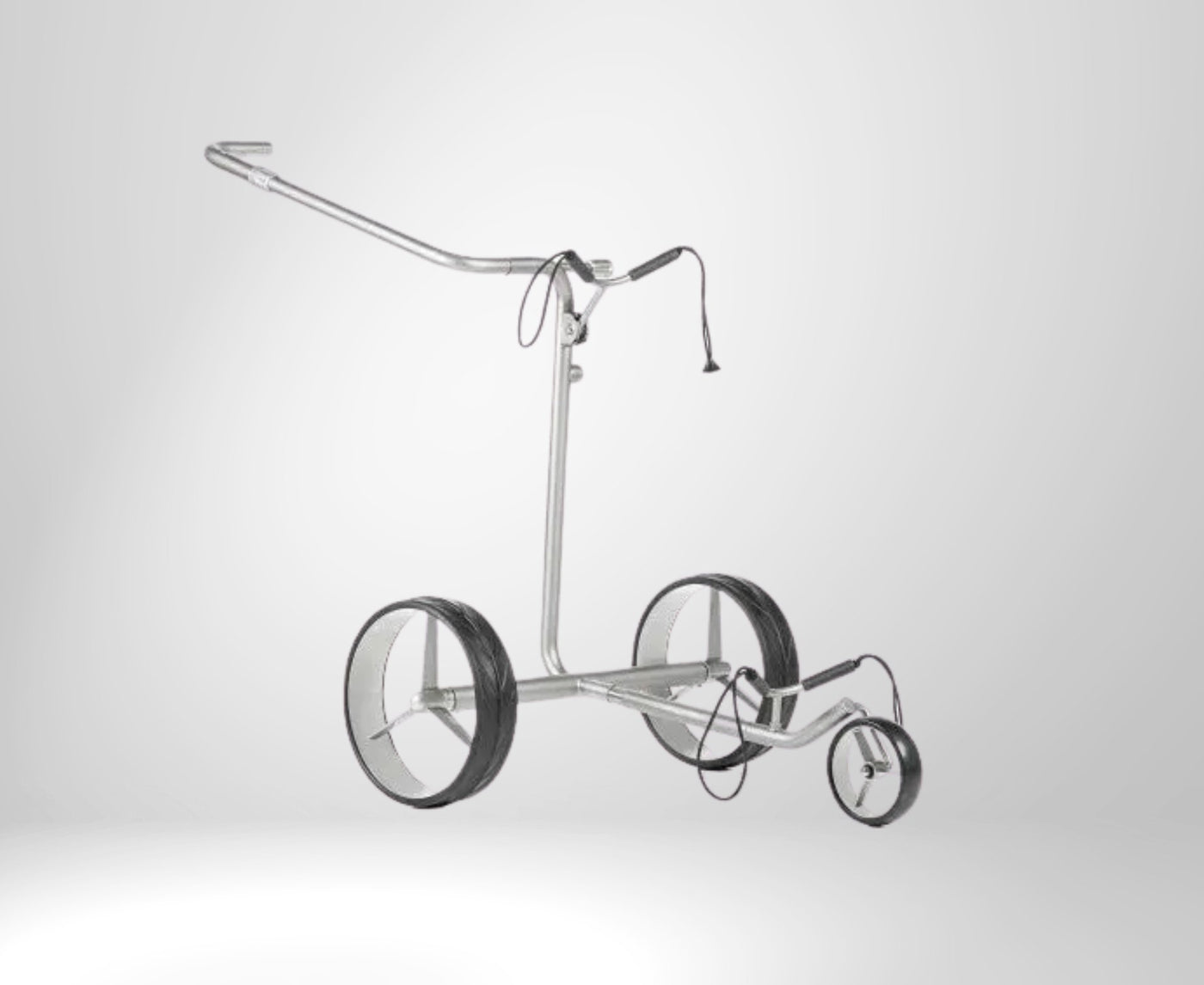 Moderner silberner Elektro Golf Trolley mit drei Rädern, Zubehörkabel sichtbar