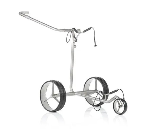 Moderner silberner Elektro-Golftrolley mit drei Rädern auf weißem Hintergrund