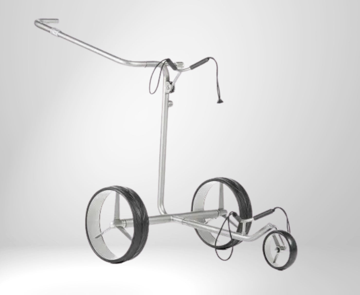 Moderner silberner E-Trolley für Golfbälle mit großen Rädern auf weißem Hintergrund.