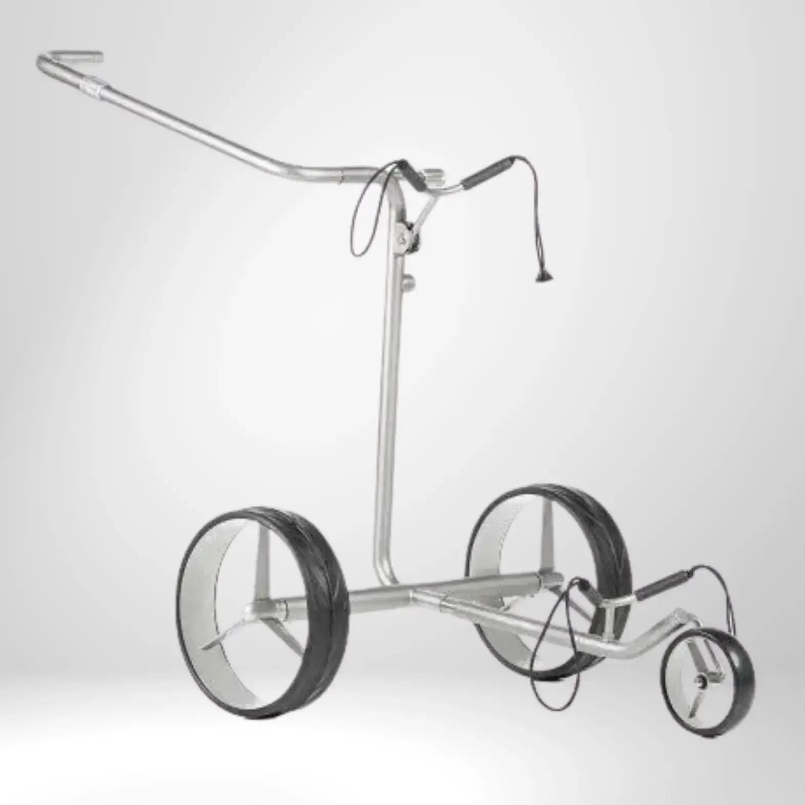 Moderner silberner E-Trolley für Golfbälle mit großen Rädern auf weißem Hintergrund.