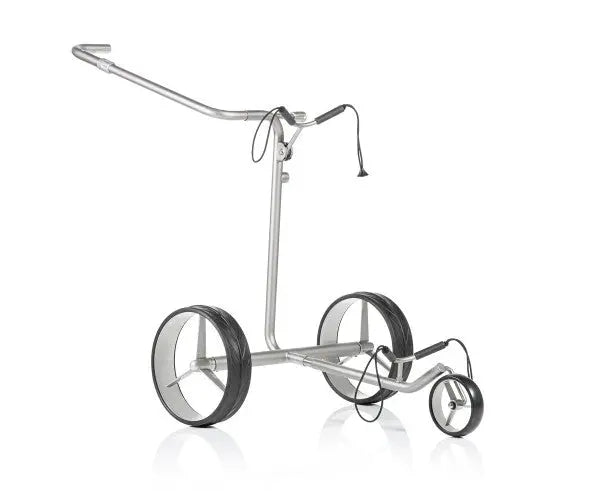Moderner silberner E-Trolley für Golfbälle mit großen Rädern auf weißem Hintergrund.