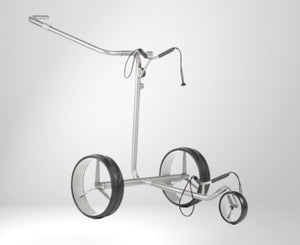 Moderner silberner E-Trolley für Golfbälle mit großen Rädern auf weißem Hintergrund.