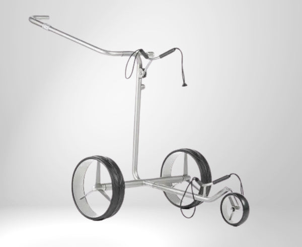 Moderner silberner E-Trolley für Golfbälle mit großen Rädern auf weißem Hintergrund.