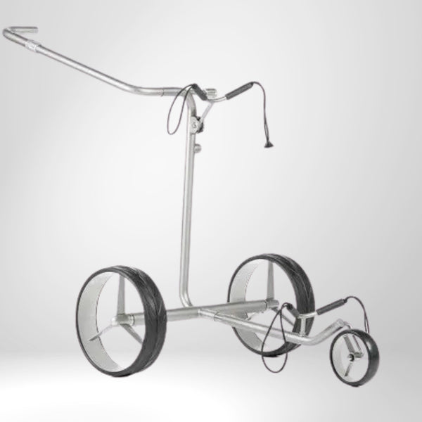 Moderner silberner E-Trolley für Golfbälle mit großen Rädern auf weißem Hintergrund.
