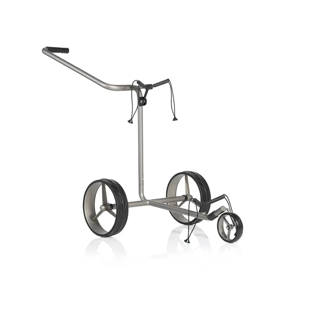 Moderner Golf Trolley aus Metall mit drei großen Rädern auf weißem Hintergrund