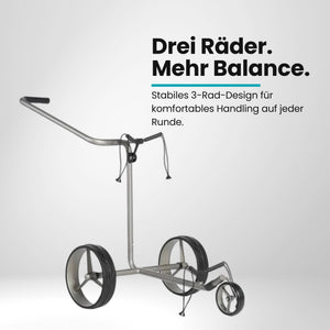 Moderner Golf Trolley aus Metall mit drei großen Rädern auf weißem Hintergrund