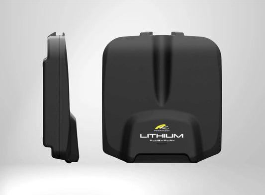 Schwarzer Lithium Plug'n'Play Akku für Golf E-Trolleys, Vorder- und Seitenansicht, auf weißem Hintergrund
