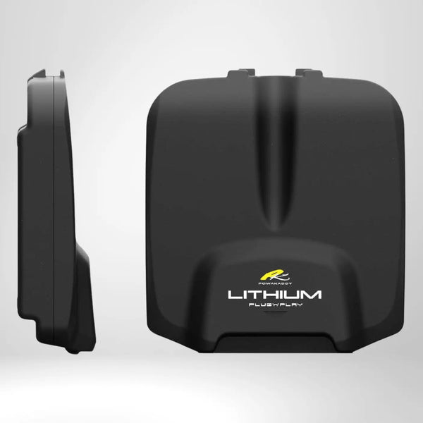 Schwarzer Lithium Plug'n'Play Akku für Golf E-Trolleys, Vorder- und Seitenansicht, auf weißem Hintergrund