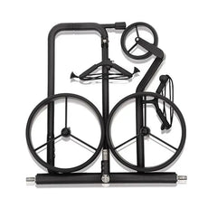 Zusammengeklappter schwarzer E-Trolley aus Carbon für Golfschläger, kompakt verstaut