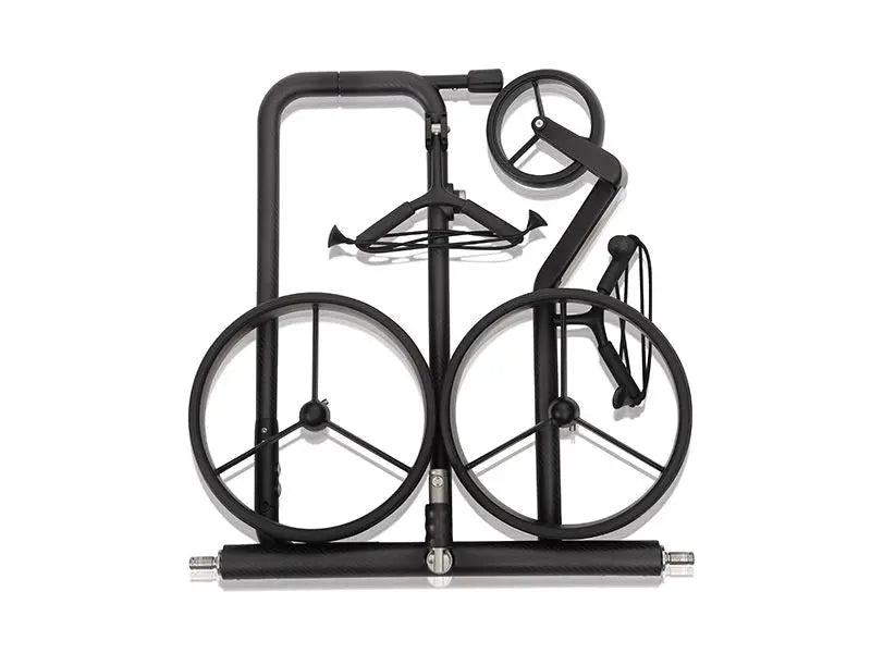 Zusammengeklappter schwarzer E-Trolley aus Carbon für Golfschläger, kompakt verstaut