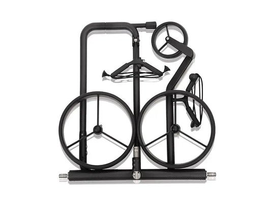 Zusammengeklappter schwarzer E-Trolley aus Carbon für Golfschläger, kompakt verstaut