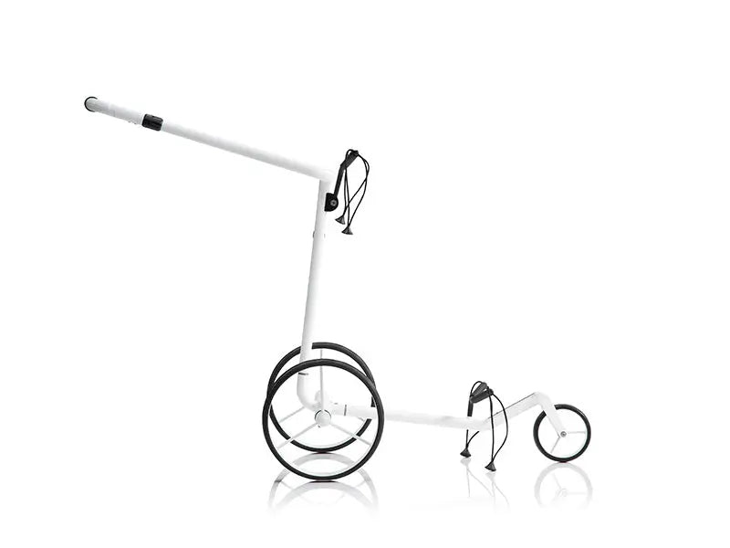 Weißer Golf Trolley aus Carbon mit drei Rädern auf weißem Hintergrund, leichtes Design.