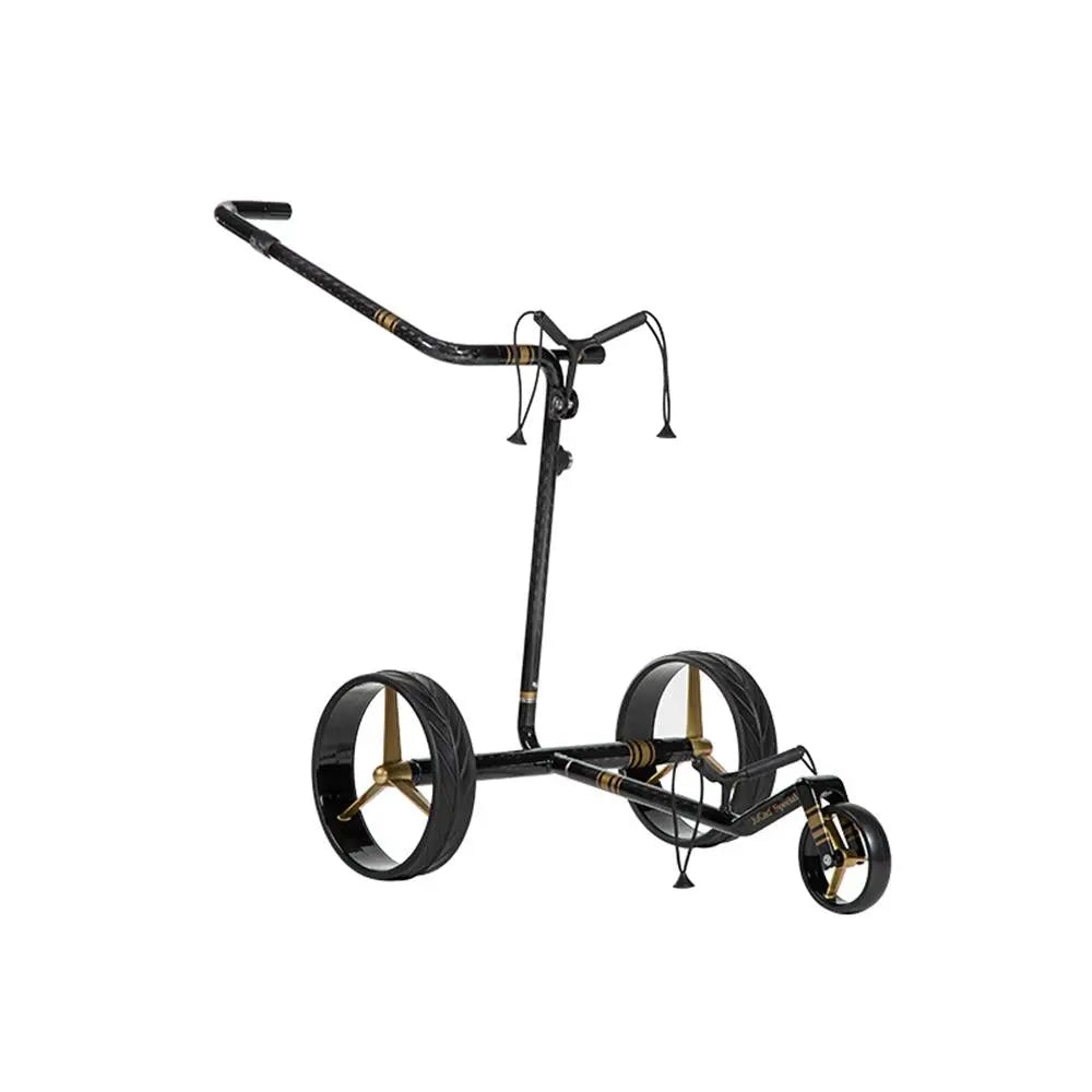 Elektro Golf Trolley aus Carbon mit drei goldenen Speichenrädern vor weißem Hintergrund